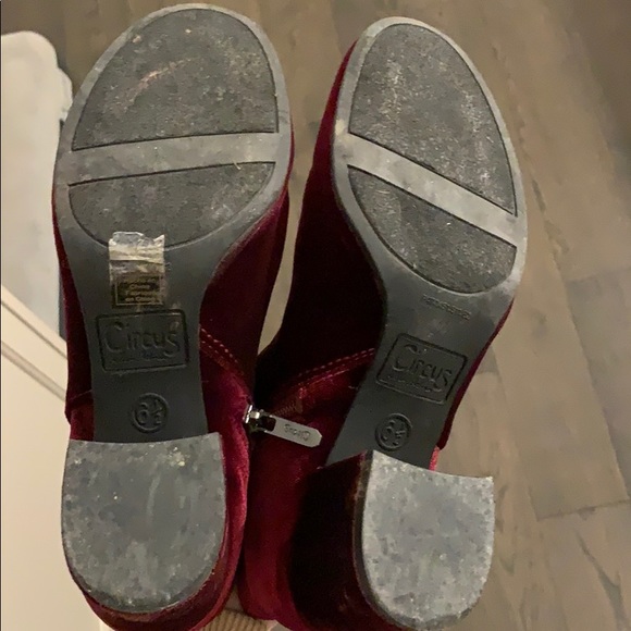 Red velvet booties - Picture 4 of 7